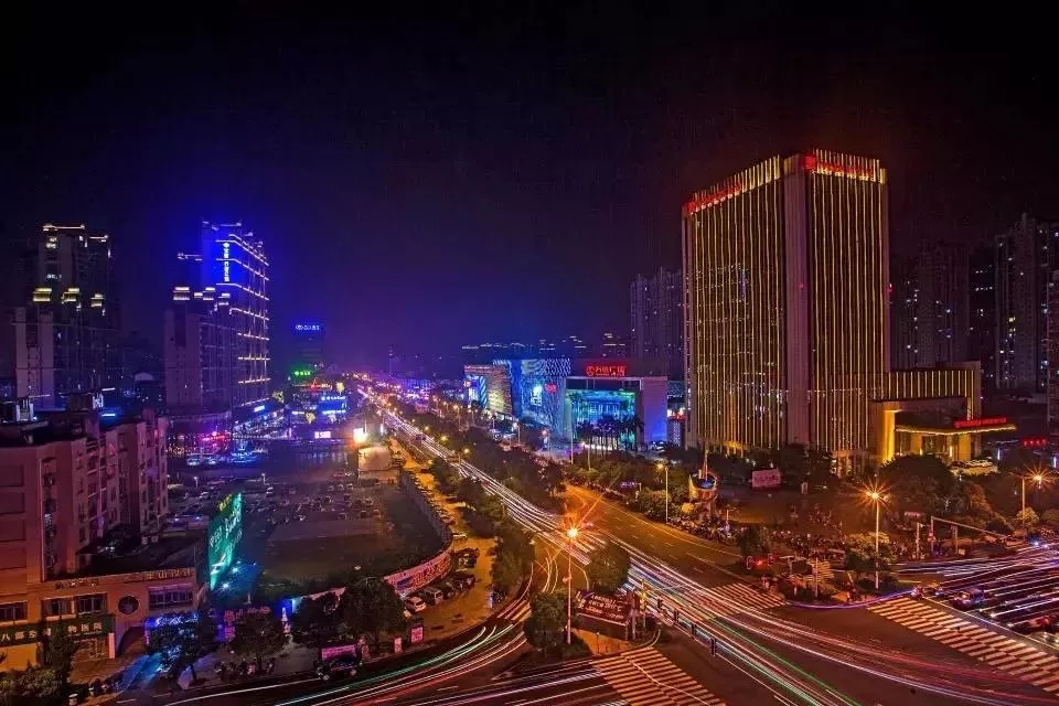 00:00 宁德的夜晚,是属于两种人的 一种是夜生活,一种是讨生活 不是不